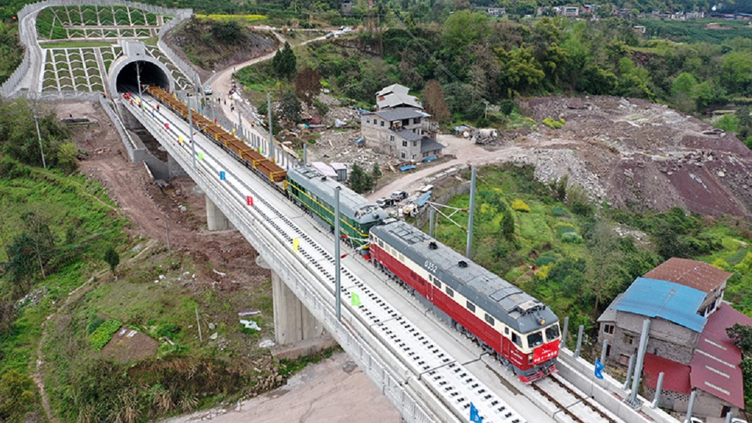 跨线铺轨技术在郑万高铁重庆段正式运用